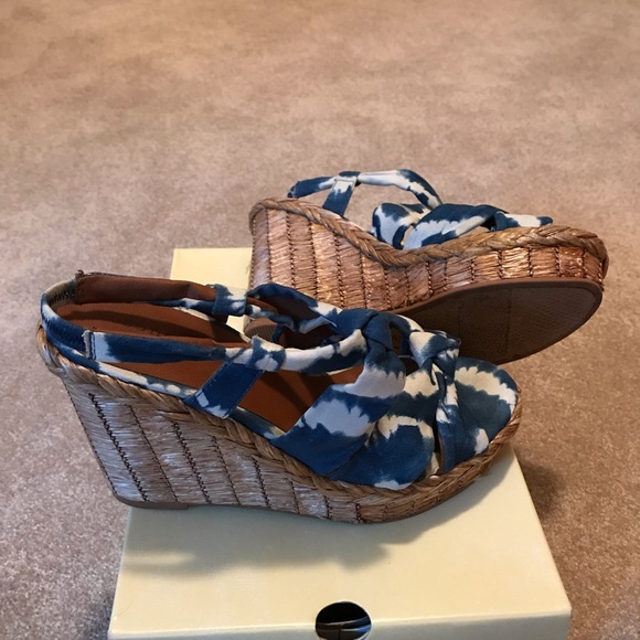Blue and white tie dye wedge sandals - Picture 4 of 7